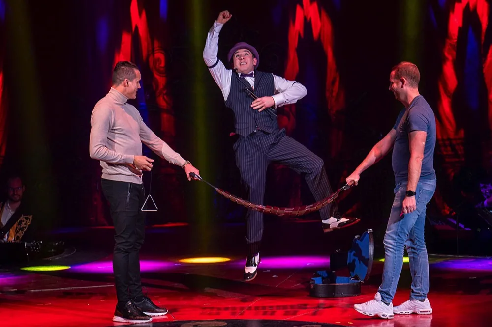 Victor Rossi dans Maskerade 2021 - Performance de cirque et comédie