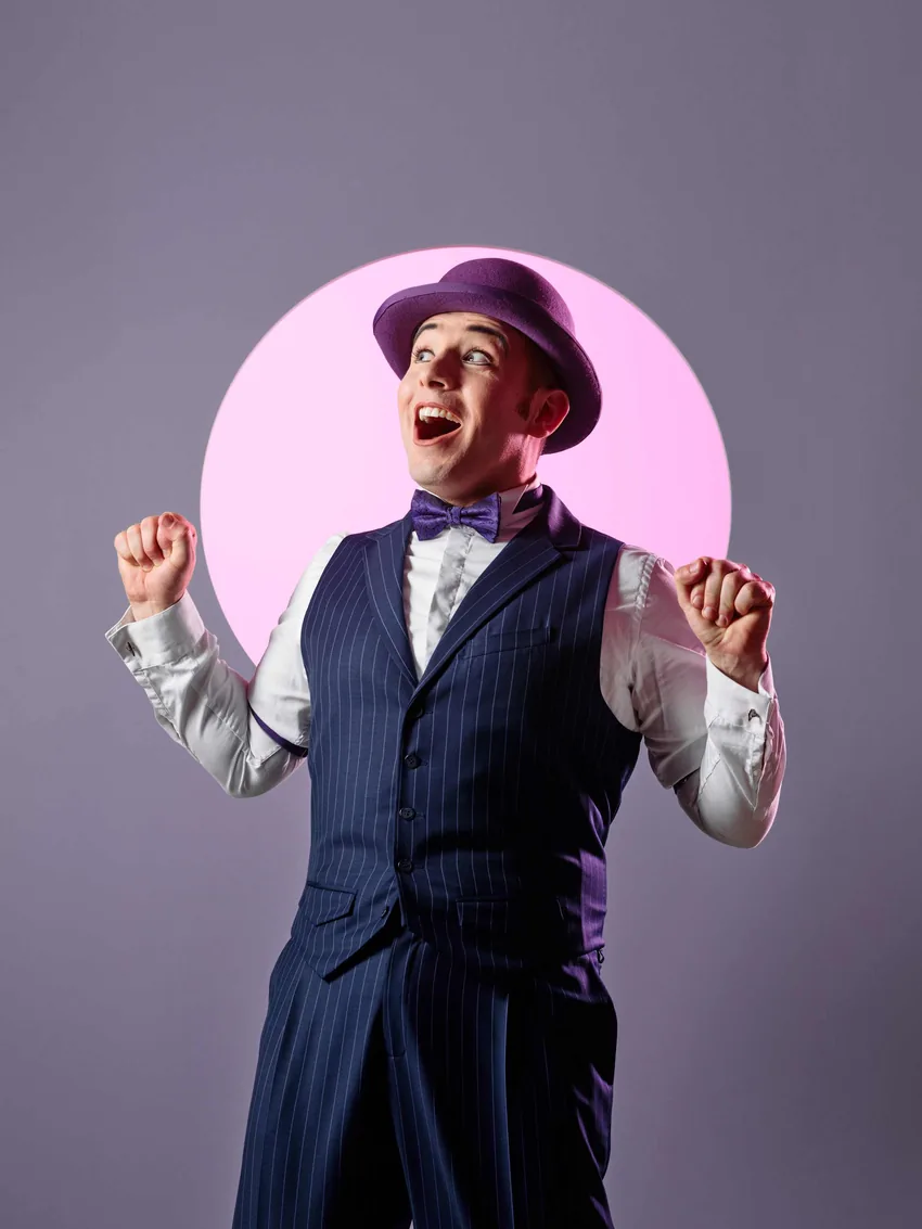 Victor Rossi en spectacle - Artiste de cirque et comédien