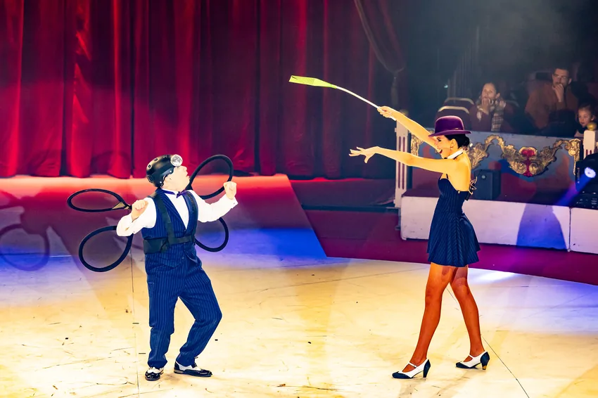 Alexia et Victor Rossi - Performances et numéros de cirque avec jonglage, musique et acrobaties