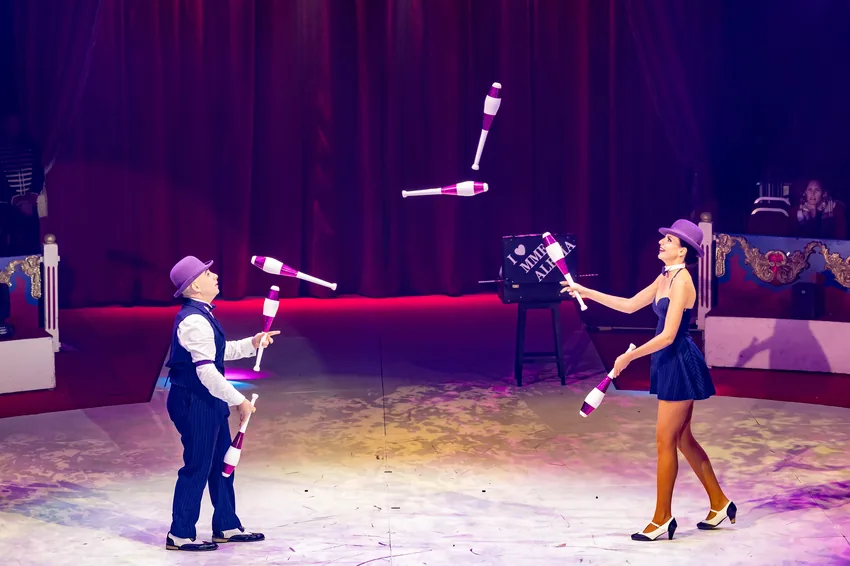 Alexia et Victor Rossi - Numéro de jonglerie en duo